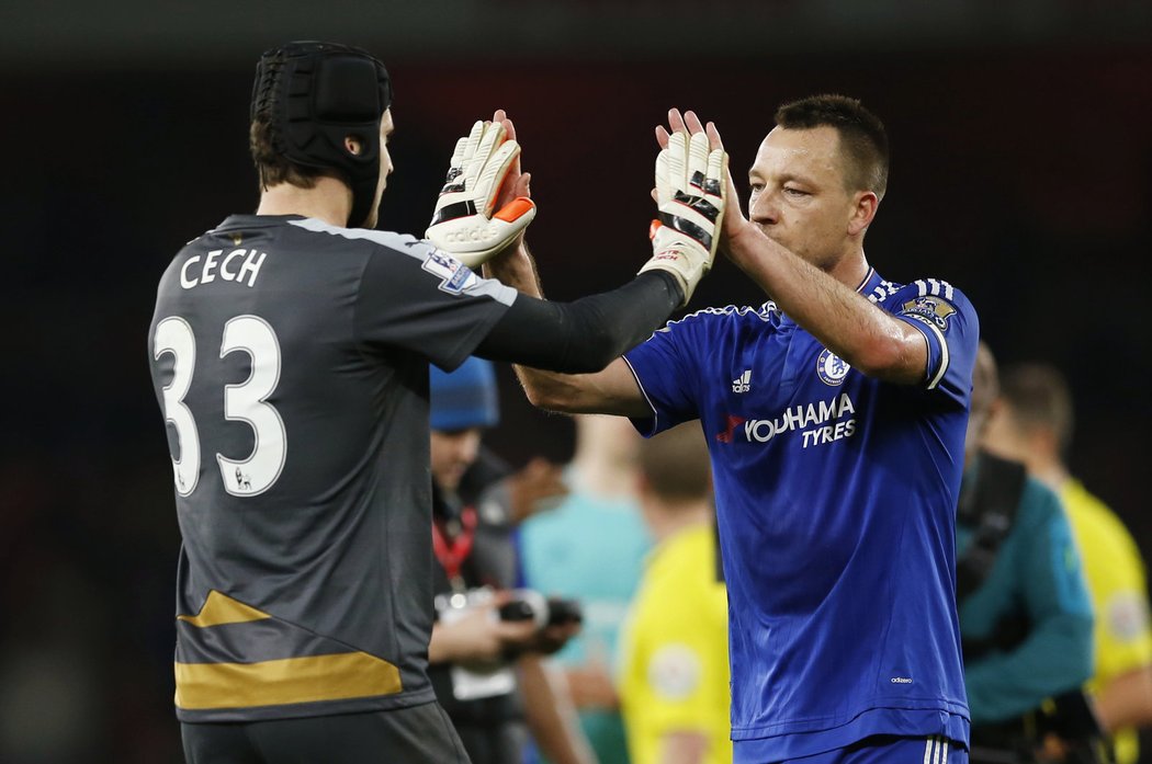 Brankář Arsenalu Petr Čech se po zápase pozdravil s kapitánem Chelsea Johnem Terrym