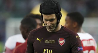 Čecha chválí, Arsenal to schytal: Proč by měl dál chytat za takovou obranou?