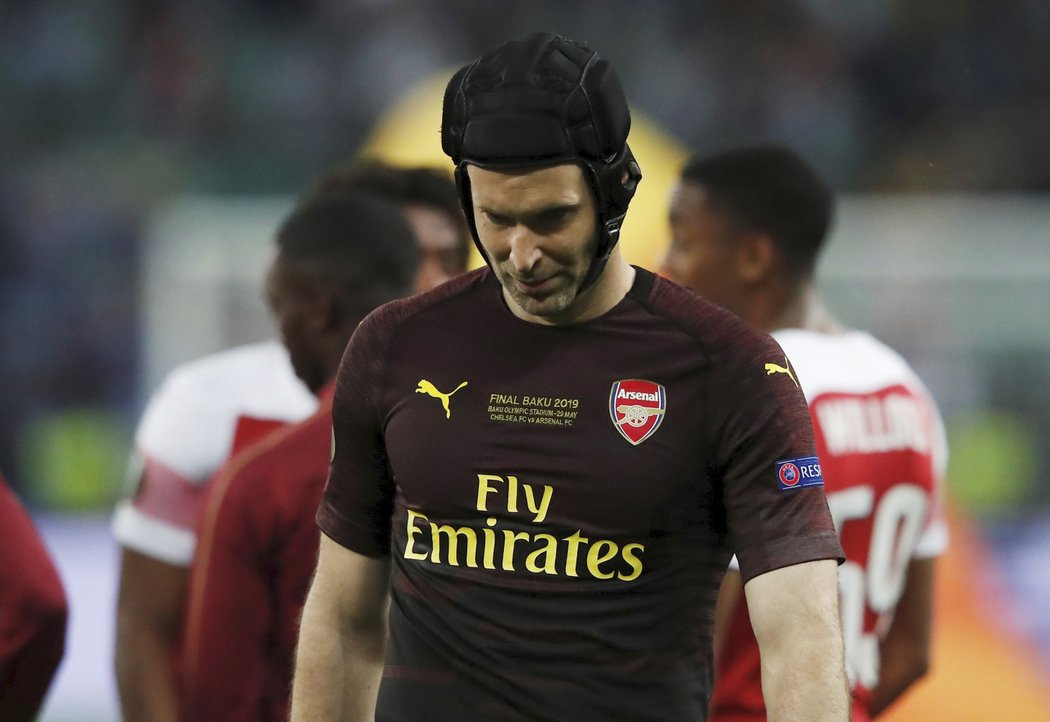 Smutný brankář Arsenalu Petr Čech po finále Evropské ligy, jímž se uzavřela jeho úspěšná kariéra