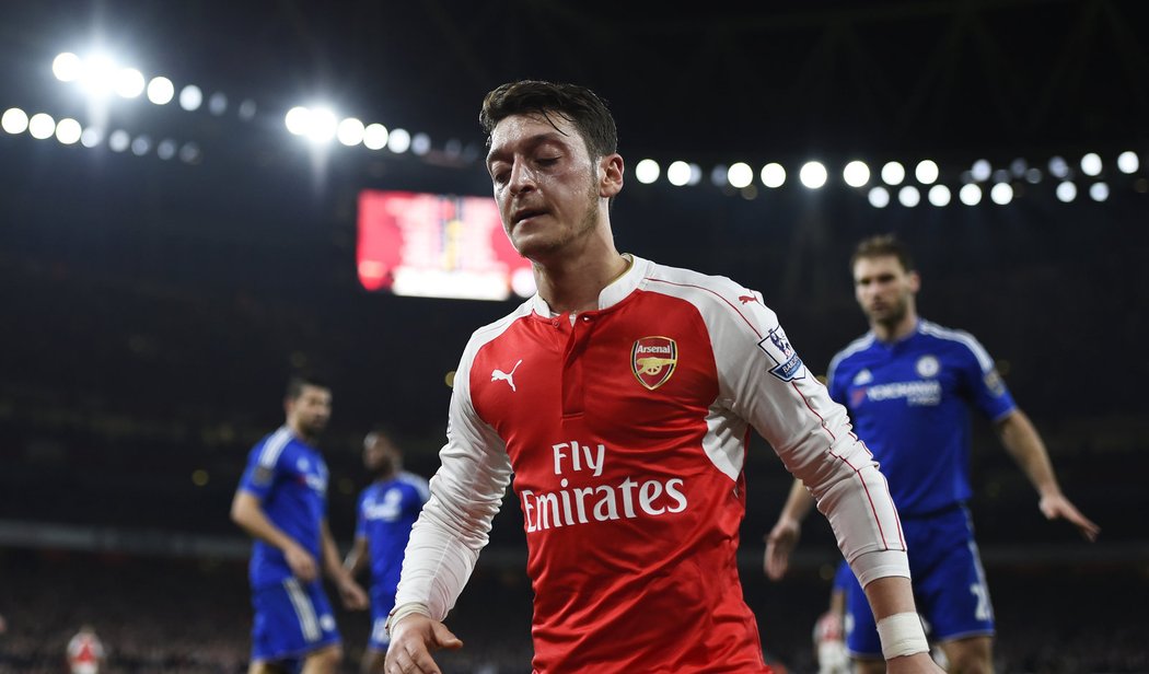 Smutný výraz záložníka Arsenalu Mesuta Özila v utkání proti Chelsea