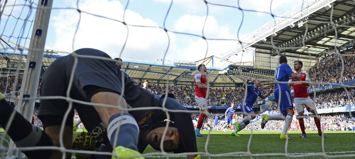 Brankář Arsenalu Petr Čech inkasoval na Chelsea dvakrát