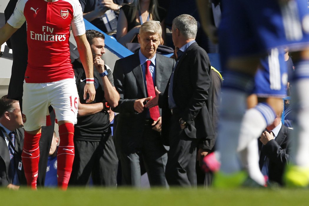 Trenéři Arséne Wenger a José Mourinho si před šlágrem podali ruce