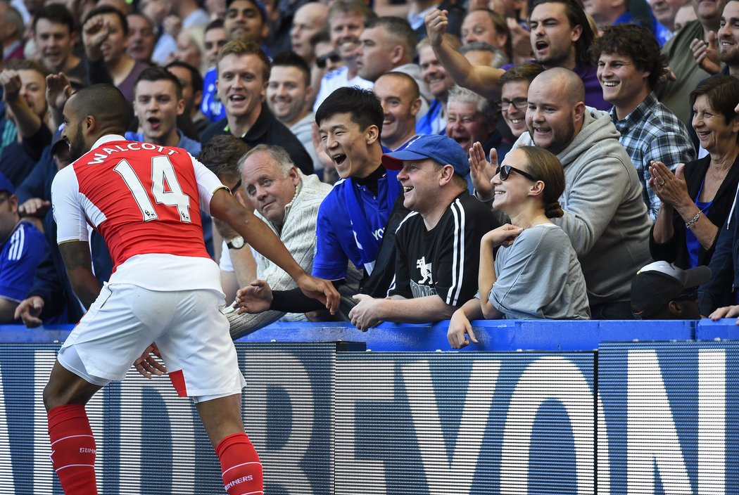 Theo Walcott přišel na Chelsea do kontaktu s domácími fanoušky