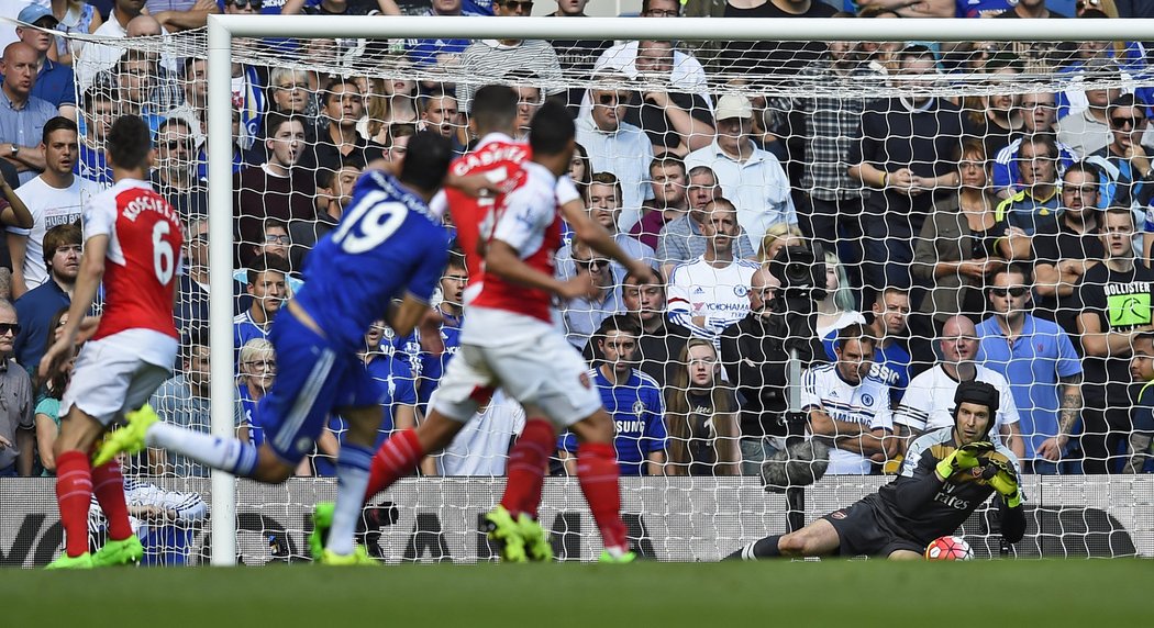 Brankář Arsenalu Petr Čech si poradil se střelou Diega Costy z Chelsea