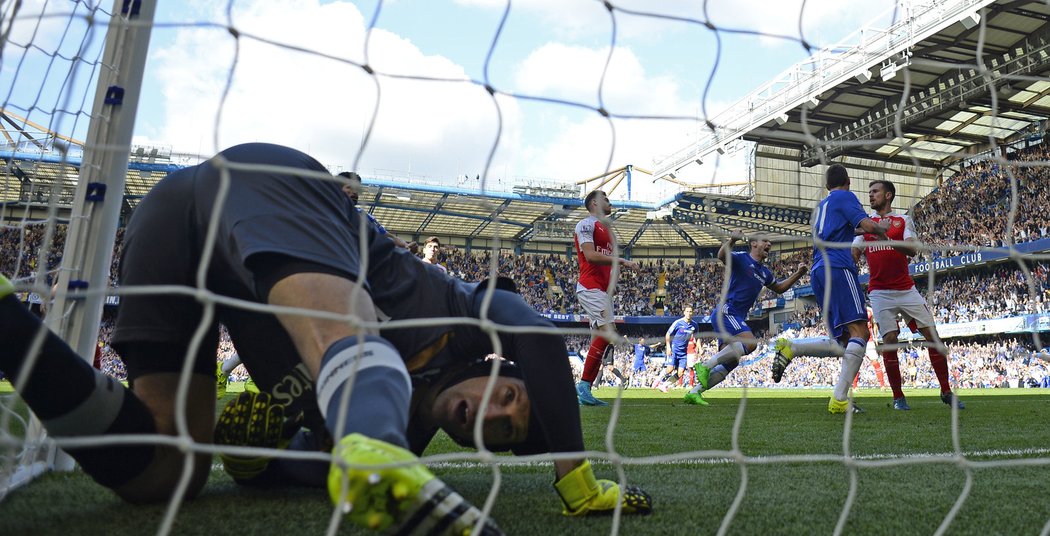 Brankář Arsenalu Petr Čech inkasoval na Chelsea dvakrát