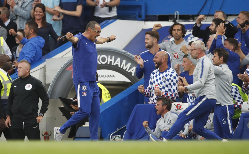 Trenér Chelsea Maurizio Sarri při londýnském derby proti Arsenalu