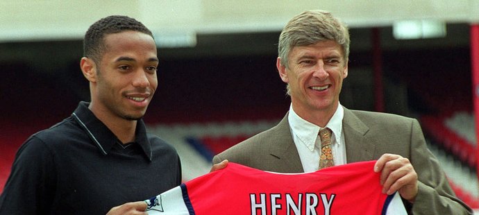 Thierry Henry při přestupu do Arsenalu s trenérem Arsénem Wengerem v roce 1999