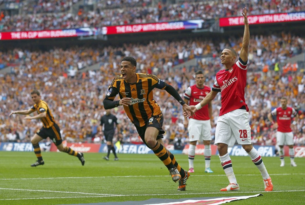 Curtis Davies se raduje z druhého gólu Hullu do sítě Arsenalu
