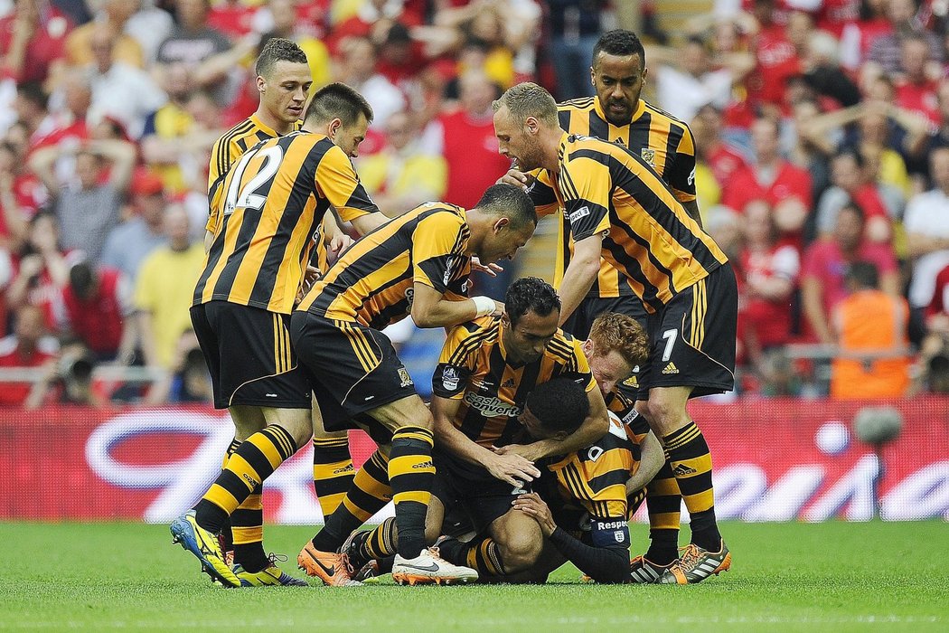 Fotbalisté Hullu se radují po jednom z gólů do sítě Arsenalu