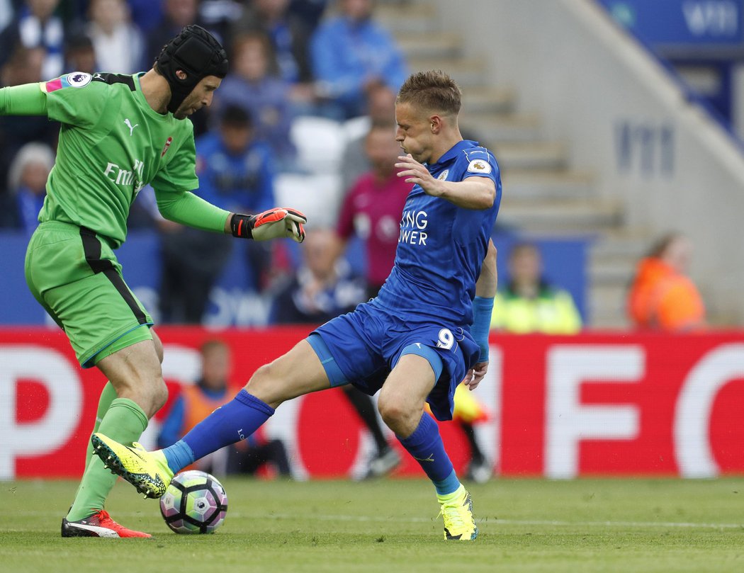 Petr Čech si dovolil efektní kličku na hvězdu Leicesteru Jamieho Vardyho