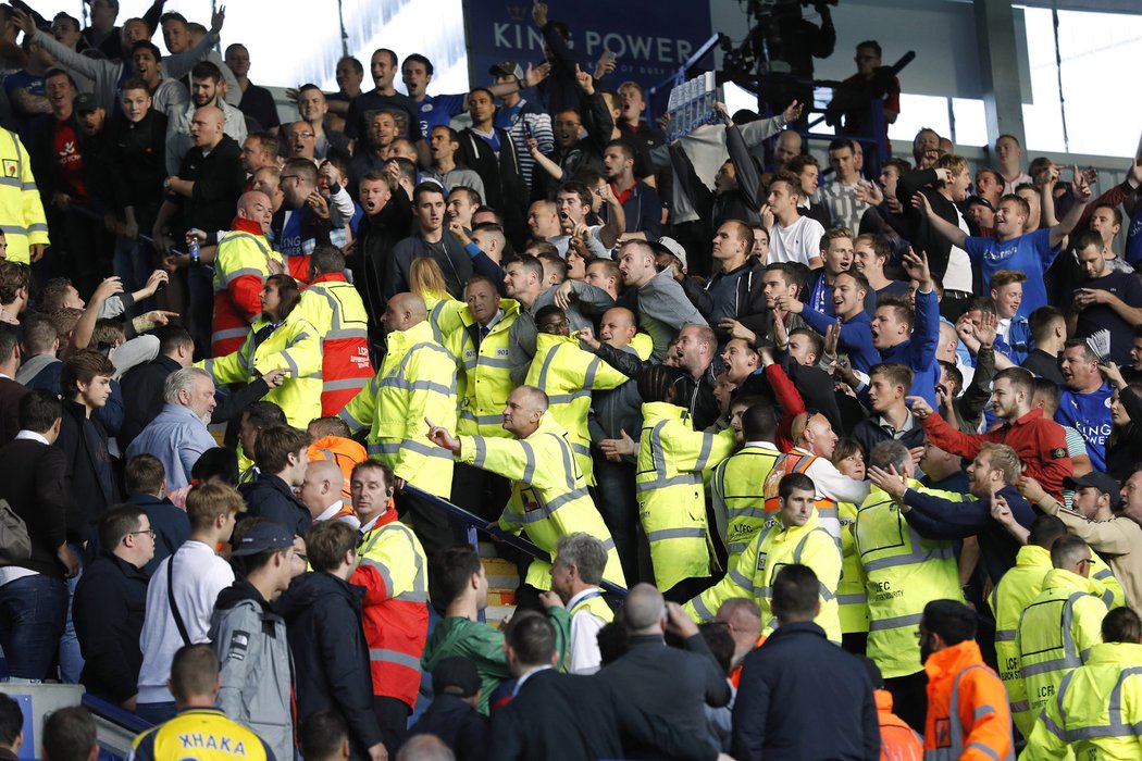 Fanoušci Arsenalu a Leicesteru na tribunách při vzájemném utkání