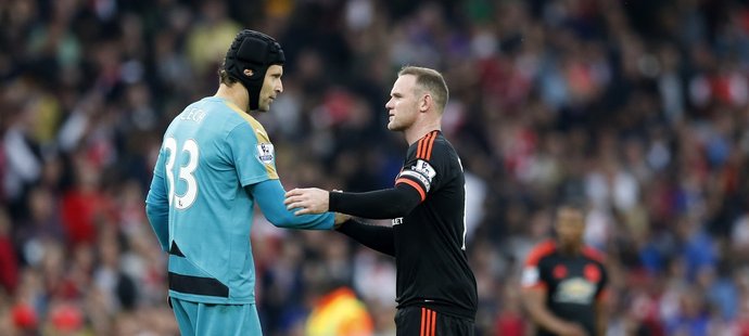 Petr Čech se zdraví po zápase s kapitánem Manchesteru United Waynem Rooneym