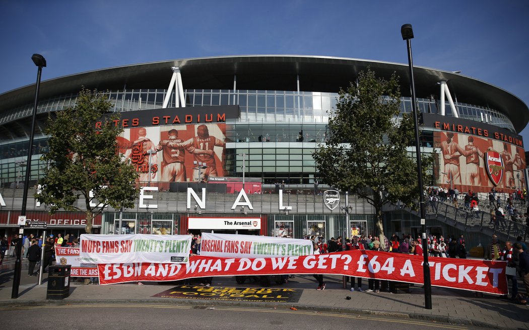 Před šlágrem na Arsenalu protestovali fanoušci proti vysokým cenám vstupenek na Premier League