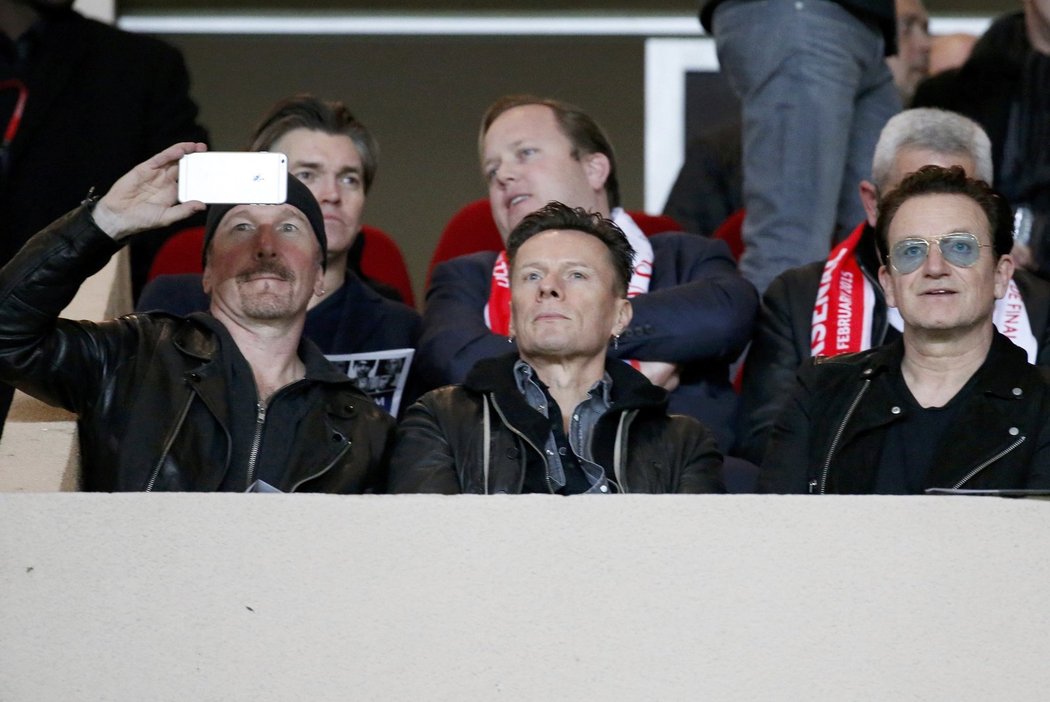 Nesmí chybět selfie. The Edge z U2 fotí parťáky při utkání Monaka s Arsenalem v Lize mistrů.