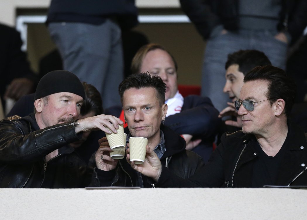 Slavní hudebníci ze skupiny U2 si rozdali na tribuně nápoje