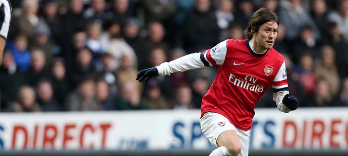 Tomáš Rosický by v Arsenalu měl podepsat novou smlouvu. Naznačil to trenér Arséne Wenger