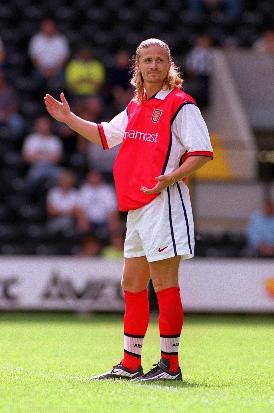 Emmanuel Petit. Do Arsenalu přišel francouzský záložník v nejlepších letech. Hned po první sezoně vyhrál s francouzskou reprezentací MS 1998.