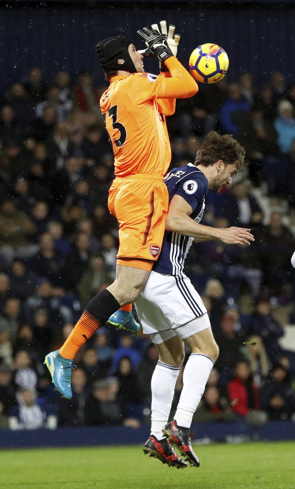 Brankář Arsenalu Petr Čech při jednom ze zákroků při utkání na půdě West Bromwich