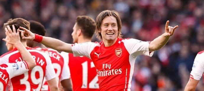 Záložník Tomáš Rosický zůstává v Arsenalu. Klub na něj uplatnil opci.