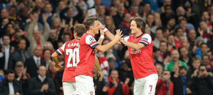 V této sezoně se Arsenalu daří i díky spolupráci Mesuta Özila a Tomáše Rosického