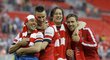 Záložník Arsenalu Tomáš Rosický v obklopení se spoluhráči slaví triumf v Anglickém poháru