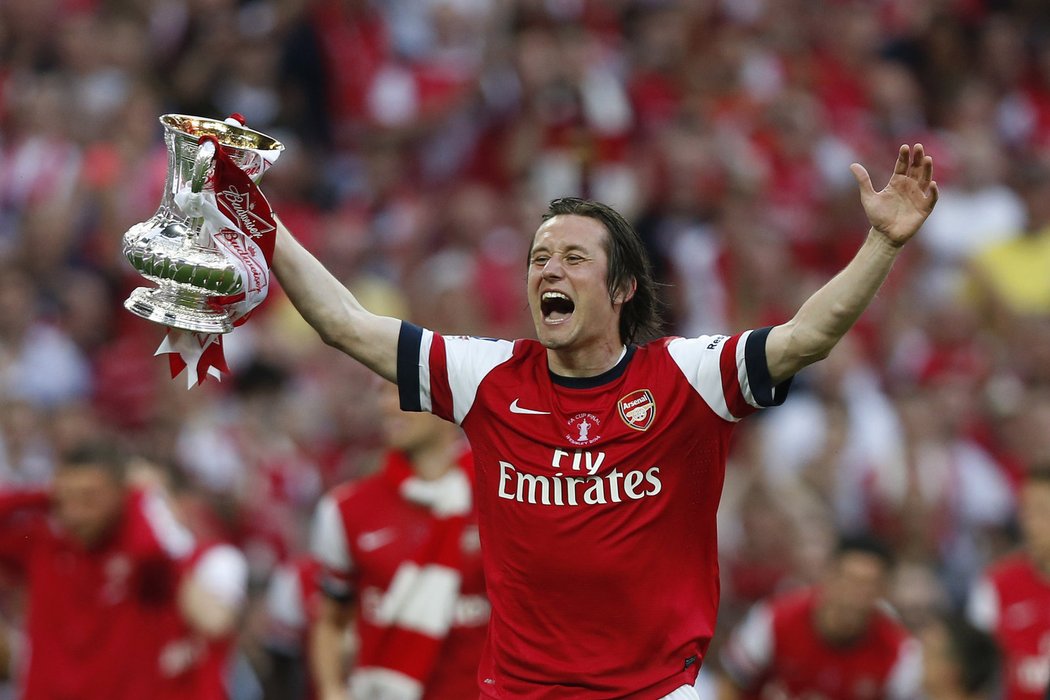 Do Arsenalu přišel Tomáš Rosický v roce 2006, až letos se dočkal první trofeje