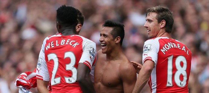 Alexis Sánchez oslavuje gól Arsenalu proti Manchesteru City