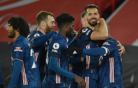 Radost fotbalistů Arsenalu při vítězství na půdě posledního Sheffieldu