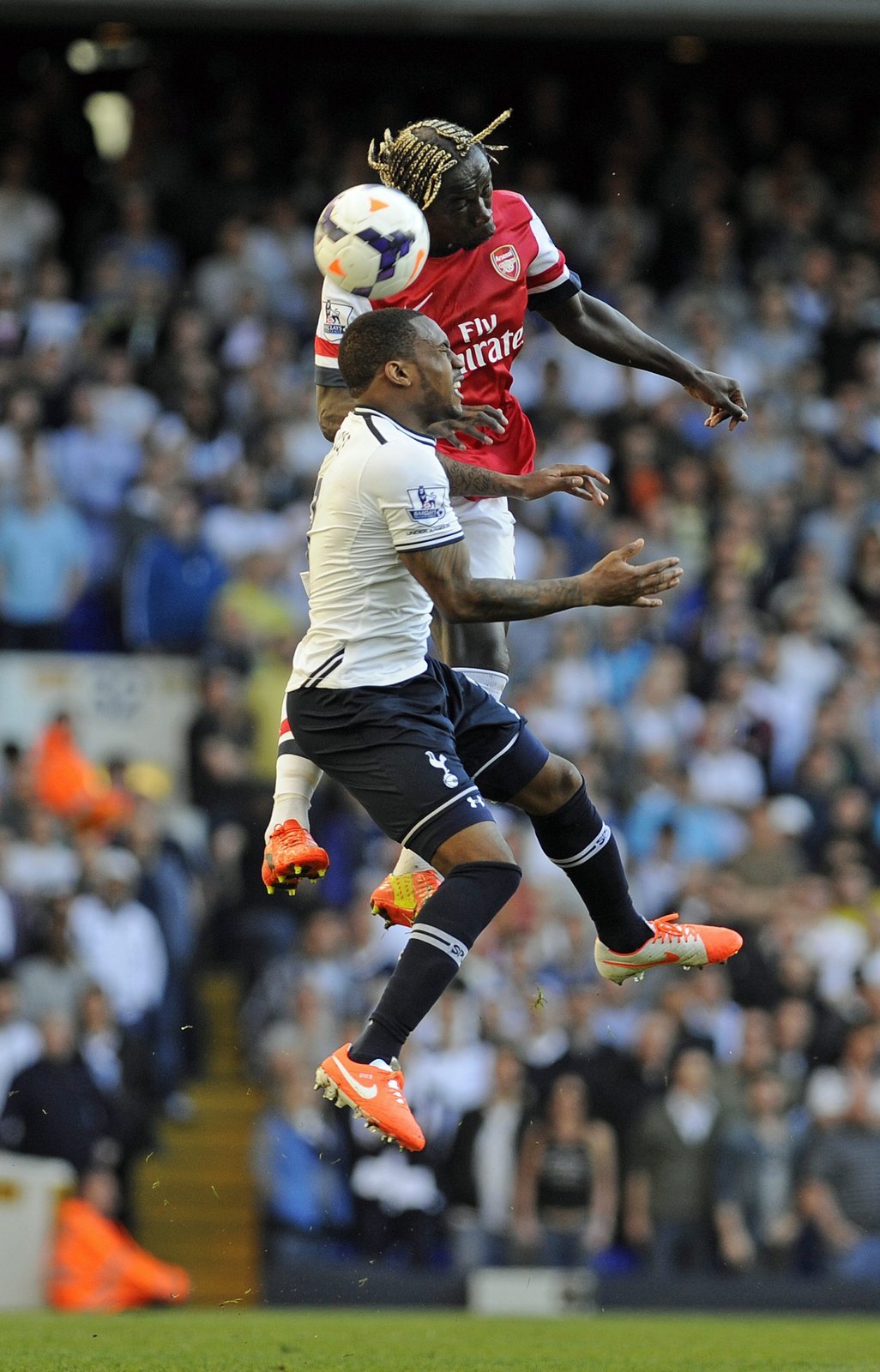 Danny Rose z Tottenhamu bojuje o míč s Bacary Sagnou z Arsenalu