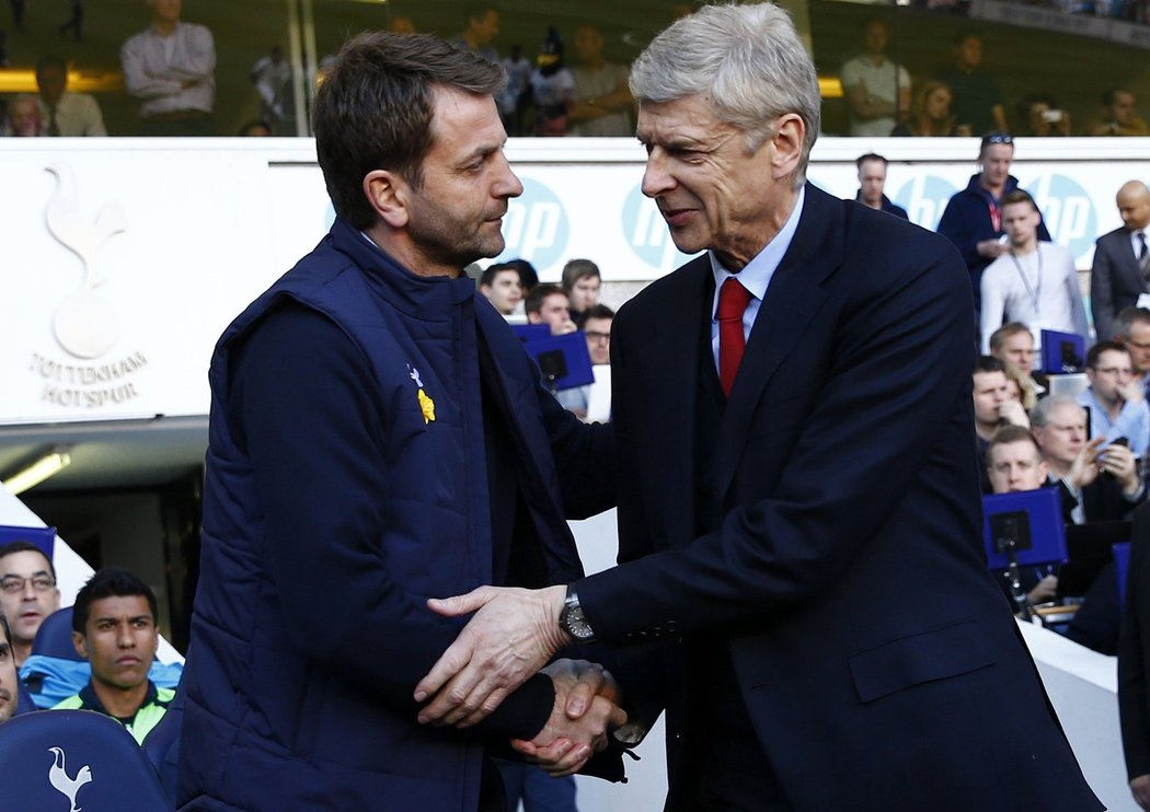 Trenér Tottenhamu Tim Sherwood zdraví svého protějška z Arsenalu Arsena Wengera