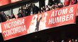 Transparent se psy Alexise Sáncheze zdobil tribuny stadionu Arsenalu při zápase s Burnley