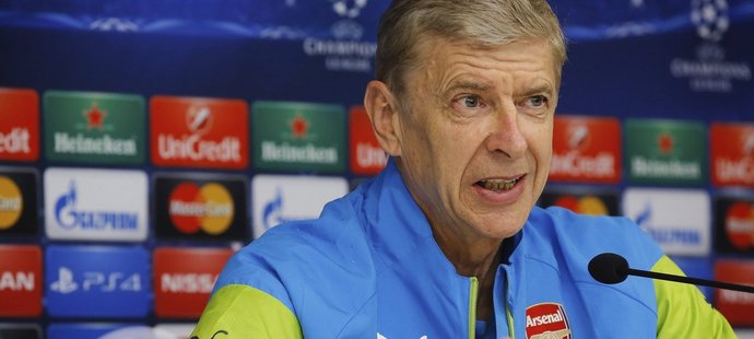 Trenér Arsenalu Arséne Wenger na tiskové konferenci před zápasem s Anderlechtem