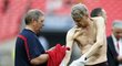 Trenér fotbalistů Arsenalu Arséne Wenger se musel hned na začátku bouřlivých oslav převléknout