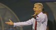 Trenér Arsenalu Arséne Wenger je po dvou porážkách v Lize mistrů pod tlakem