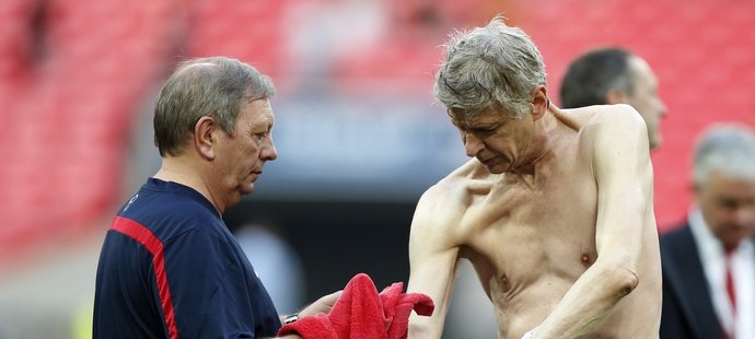 Trenér fotbalistů Arsenalu Arséne Wenger se musel hned na začátku bouřlivých oslav převléknout