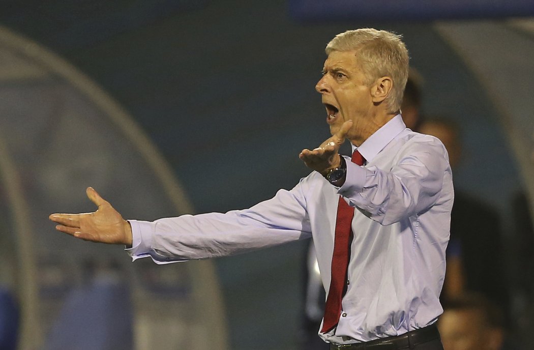 Trenér Arsenalu Arséne Wenger je po dvou porážkách v Lize mistrů pod tlakem