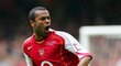 Ashley Cole. S Arsenalem vyhrál anglický reprezentant pět trofejí. Po kontroverzním odchodu do Chelsea jich přibylo dalších osm...