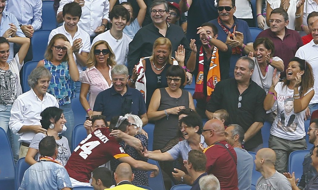 Útočník AS Řím Alessandro Florenzi spěchal po gólu za svojí babičkou