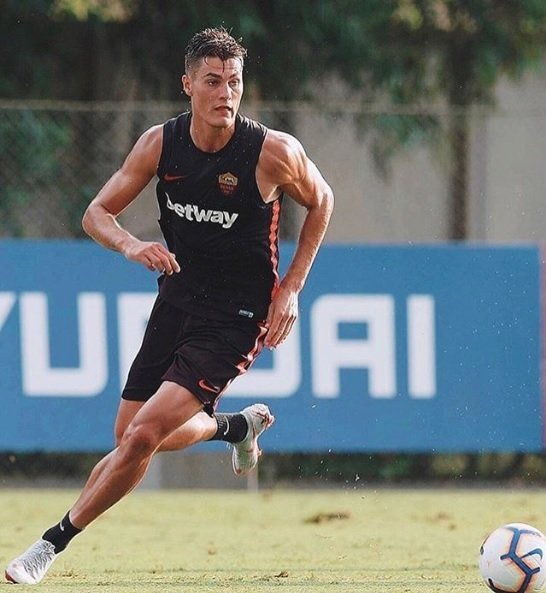 Patrik Schick ukázal na tréninku AS Řím tělo plné svalů