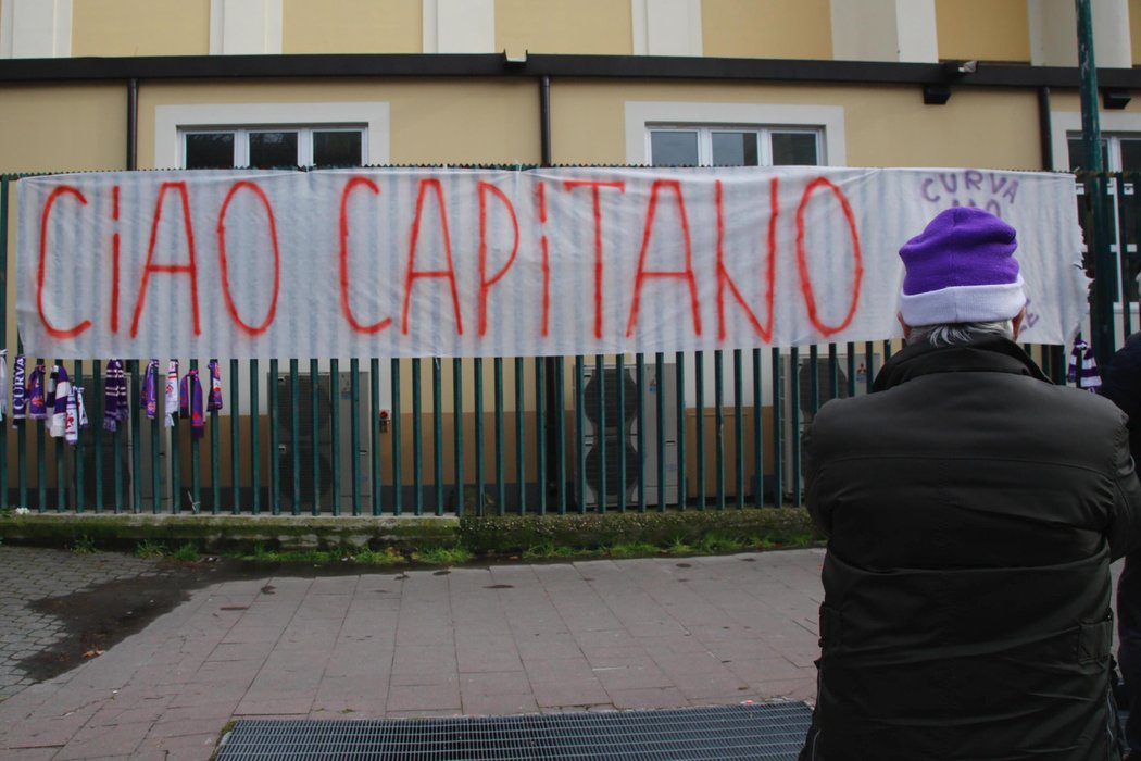 Jeden z transparentů fanoušků Fiorentiny, kteří se loučí se zesnulým kapitánem Davidem Astorim