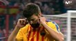 Obránce Barcelony Gerard Piqué si při odchodu z rozcvičení na stadionu Atlétika Madrid zacpal uši