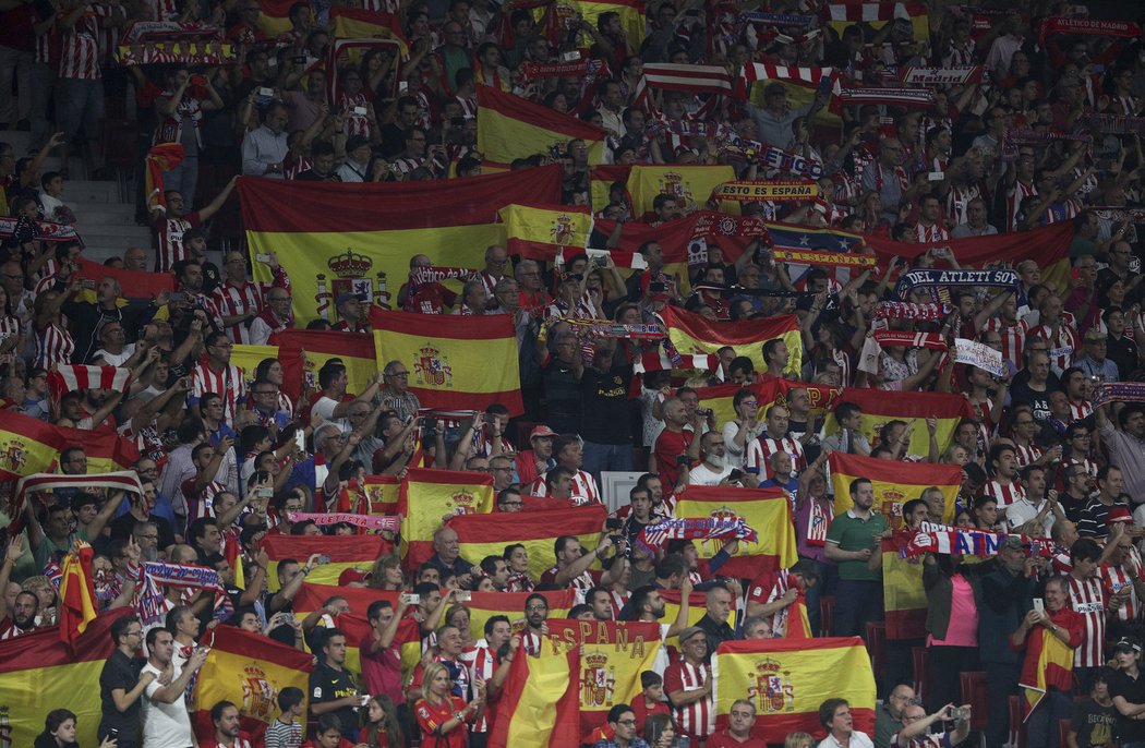 Záplava španělských vlajek v hledišti při zápasu Atlético Madrid - Barcelona