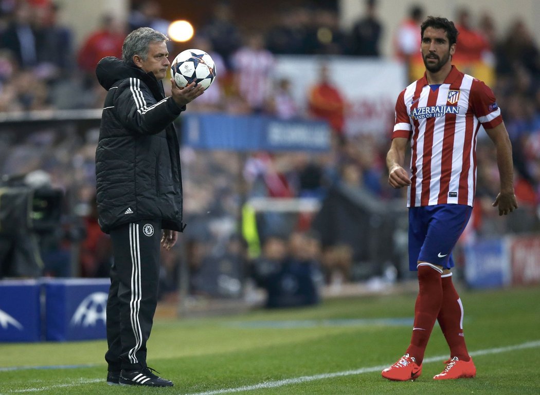Kouč Chelsea José Mourinho podává míč Raulu Garciovi