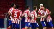 Fotbalisté Atlétika Madrid se radují z gólu