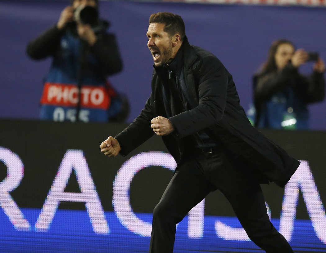 Trenér Atlétika Madrid Diego Simeone slaví postup do čtvrtfinále Ligy mistrů