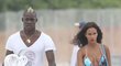 Mario Balotelli s přítelkyní Fanny Neguesha na pláži v Miami