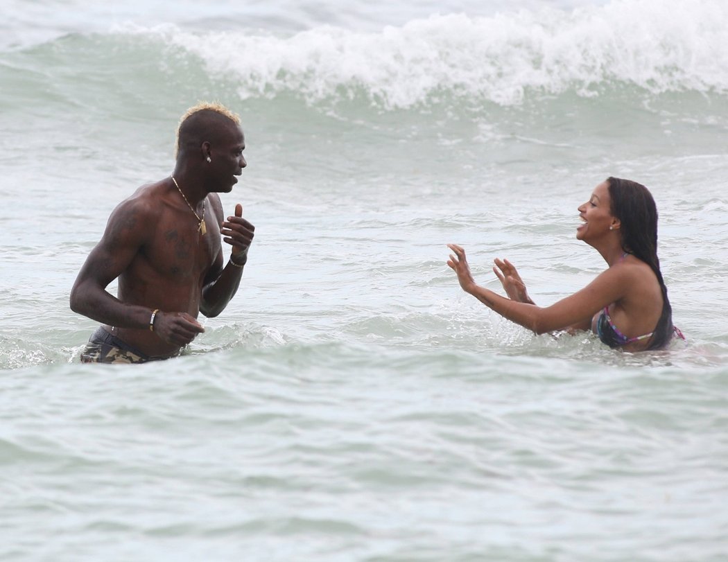 Mario Balotelli si s přítelkyní Fanny ve vodě umí užít spoustu zábavy