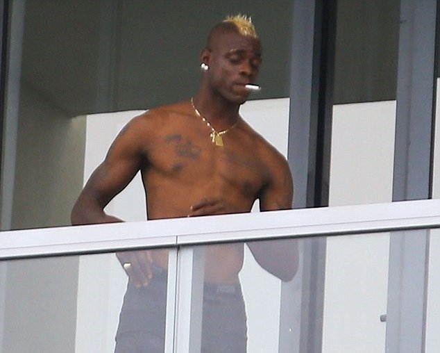 A co životospráva...? Mario Balotelli si na dovolené v klidu pokuřuje cigaretu.