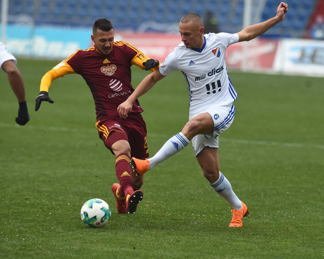 Důležitý záchranářský souboj: fotbalisté Baníku Ostrava hráli proti Dukle.