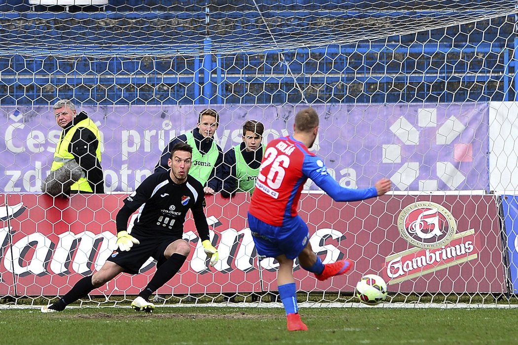 1. Daniel Kolář kope penaltu